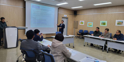 이후정 여주시산림조합장이 ‘2024년 여주시산림조합 정원진흥사업’ 언론인 간담회’를 진행하고 있다. 여주=유진동기자.