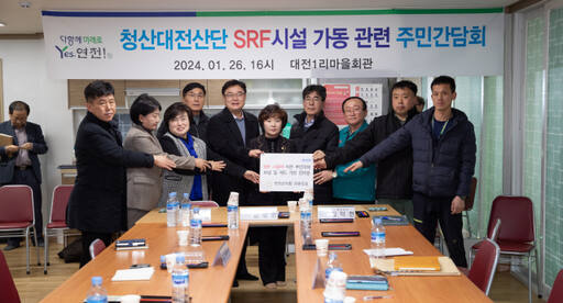 ▲김덕현 연천군수는 환경부에 SRF 사용시설 주민 피해 관련 규제 개선 건의문을 전달했다.