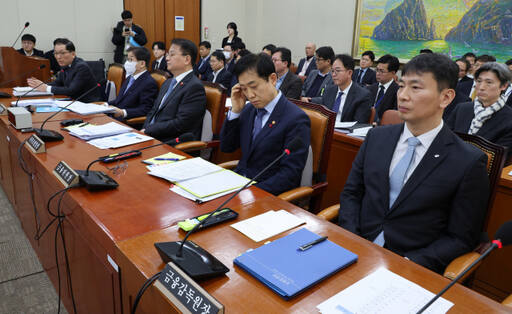 29일 국회 정무위원회에 방기선 국무조정실장 등이 출석해 있다. 오른쪽부터 이복현 금감원장, 김주현 금융위원장, 방 실장, 유철환 국민권익위원장, 김혁수 국무조정실 대테러센터장. 연합뉴스