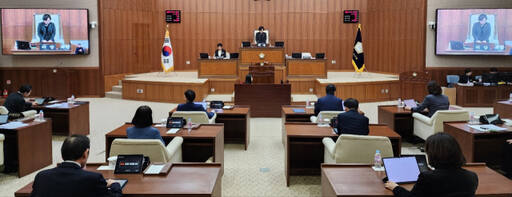 최정희 의정부시의장이 제327회 임시회 개회를 선언하고 있다. 김창학 기자