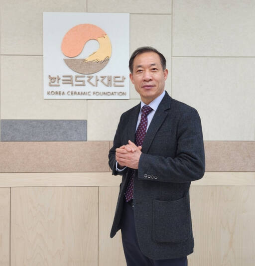 최문환 한국도자재단 대표이사가 경기일보와의 인터뷰가 진행된 한국도자재단에서 사진촬영을 하고 있다. 김보람기자