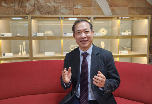 최문환 한국도자재단 대표이사가 경기일보와의 인터뷰에서 재단의 비전과 목표 등을 밝히고 있다. 김보람기자