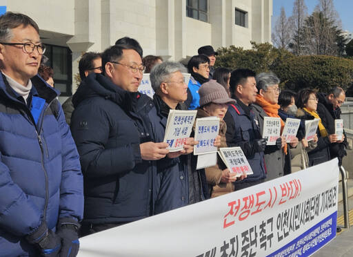 29일 남동구 인천시청 앞에서 6.15공동선언실천남측위원회 인천본부 등이 ‘전쟁도시 반대! 인천상륙작전 조례 추진 중단 촉구 인천시민사회단체 기자회견’을 열고 조례를 중단할 것을 촉구하고 있다. 박귀빈기자