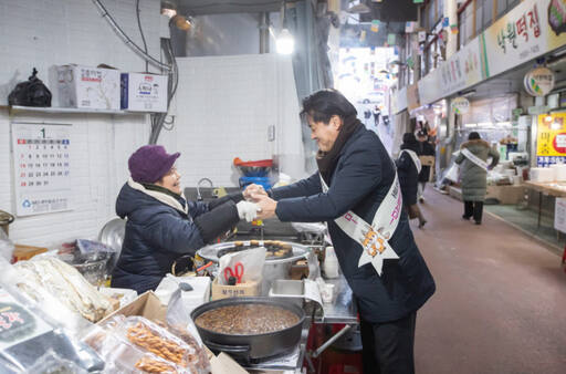 강범석 구청장이 전통시장을 찾아 상인들과 이야기하고 있다. 서구 제공