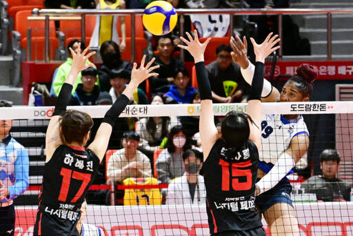여자 프로배구 수원 현대건설이 광주 페퍼저축은행을 상대로 선두 굳히기에 나선다. 사진은 지난 4라운드 두 팀간 맞대결서 현대건설 모마가 페퍼저축은행의 블로킹을 뚫고 공격을 성공시키고 있는 모습.KOVO 제공