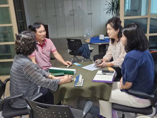 ‘주민이 직접 만드는 마을 안전 이야기’ 제작을 위해 수원특례시 여성친화도시 조성 모니터단 마을 안전 활동가들이 권선구 곡선동 주민을 인터뷰하고 있다. 수원특례시 제공