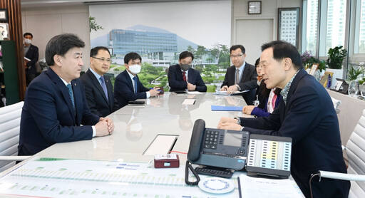 방세환 광주시장과 임태희 경기도교육감이 지난해 3월 광주시청에서 간담회를 열고 교육 관련 의견을 나누고 있다. 광주시 제공