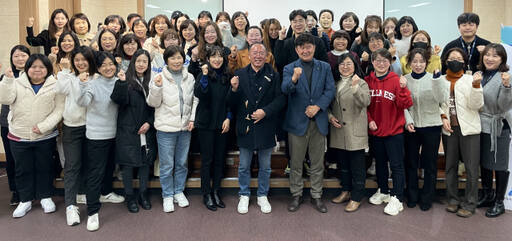 30일 수원 영동시장에서 ‘경기도 전통시장 종합 지원사업 설명회’에 참석한 경기도시장상권진흥원 관계자와 중부·남부권역 전통시장 매니저들이 설명회를 마치고 기념사진을 촬영했다. 경기도시장상권진흥원 제공