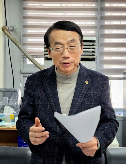 30일 인천시청 기자실에서 허식 인천시의회 전 의장이 인천시의회에 대한 효력정지 가처분 신청의 뜻을 밝히고 있다. 박귀빈기자