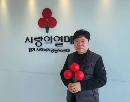 통기타그룹 ‘토야프렌즈’ 멤버 조기열(59)씨가 30일 경기일보와 인터뷰를 진행한 뒤 기념촬영을 하고 있다. 황호영기자