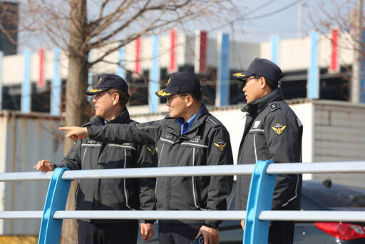 (가운데)이천식 인천해경서장이 인천 옹진군 영흥도 진두항에서 안전점검을 하고 있다. 인천해경 제공
