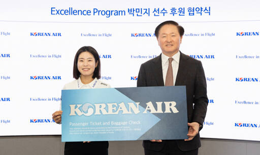 대한항공은 최근 서울 강서구 공항동 본사에서 우기홍 대한항공 사장과 프로골퍼 박민지(25·NH투자증권) 등이 참석해 ‘엑설런스 프로그램’ 후원 협약식을 했다. 대한항공 제공