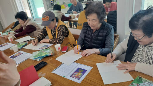 양감시립작은도서관에서 주민들이 시집 제작 프로그램에 참여한 모습. 화성시 제공
