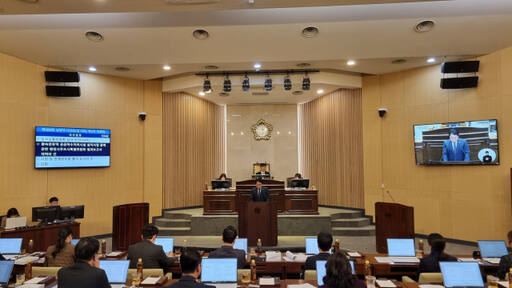 남양주시의회가 31일 본회의장에서 제300회 임시회를 열어 ‘왕숙천유역 공공하수처리시설 설치사업 등에 관한 행정사무조사 결과보고서’를 채택하고 있다. 이대현기자