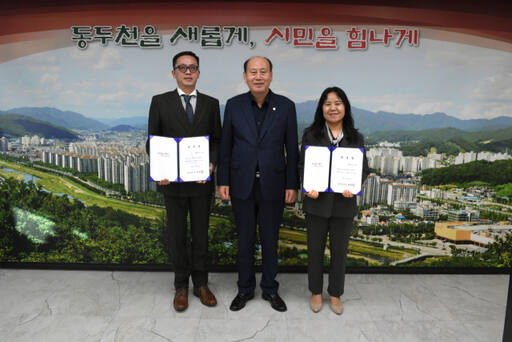 사진 좌측부터 이성일 세무사, 박형덕 동두천시장, 김은정 세무사. 동두천시제공.