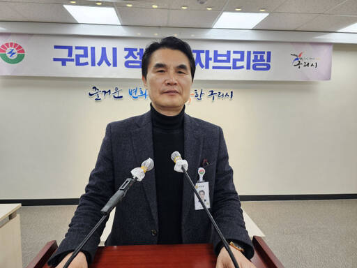 김영도 구리시 안전도시국장이 31일 시청 본관 3층 종합상황실에서 안전 취약계층 안전환경 지원 등 6대 추진사항을 설명하고 있다. 권순명기자
