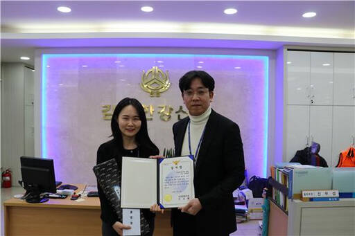 김포경찰서는 신속한 대응과 기지로 보이스피싱 범죄 피해를 예방한 은행직원에게 감사장을 전달했다. 김포경찰서 제공.