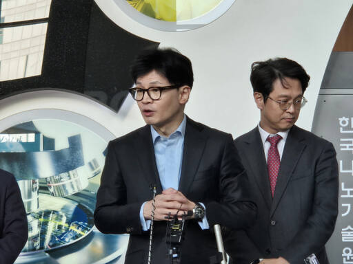 한동훈 국민의힘 비상대책위원장이 31일 한국나노기술원에서 기자들의 질의에 답하고 있다. 이정민기자