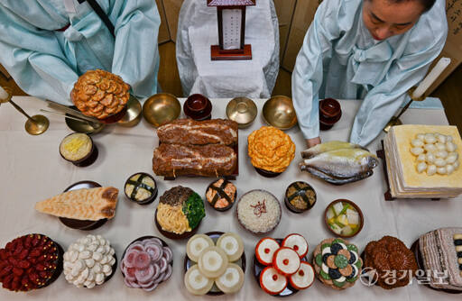 한국농수산식품유통공사(aT)에 따르면 올해 설 차례상 차림 비용은 평균 31만3천499원으로 나타났다. 사진은 31일 오전 안양시예절교육관에서 차례상 차림 교육을 준비하는 관계자들. 윤원규기자