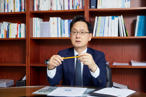 강성천 경기도경제과학진흥원장이 올해 역점 사업에 대해 설명하고 있다. 경과원 제공