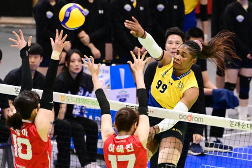 31일 수원체육관에서 벌어진 V리그 여자부 광주 페퍼저축은행과의 경기서 수원 현대건설 모마가 공격을 하고 있다.KOVO 제공