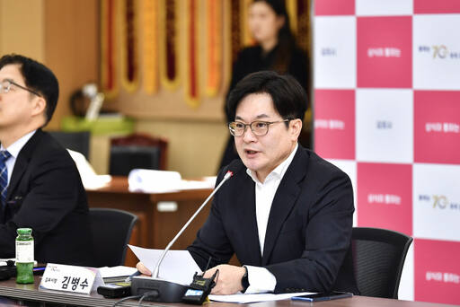 김병수 김포시장이 1일 시청 대강당에서 열린 새해 언론 시정설명회에서 수도권 전철 5호선 연장 노선 조정안 등 주요 시정에 대해 설명하고 있다. 김포시 제공