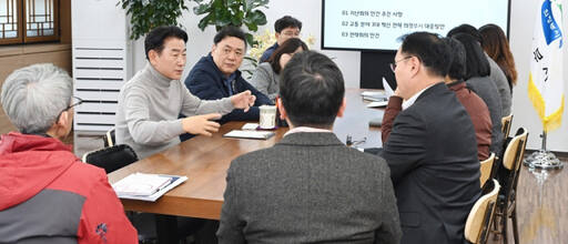김동근 의정부시장이 회의실에서 열린 ‘제3차 교통정책 전략회의’에서 부설 주차장 개방방안을 논의하고 있다. 의정부시 제공