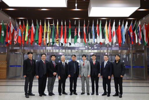 지난 31일 인천아시아드주경기장을 방문한 일본의 아이치현의회 의원들이 김종필 인천시설공단이사장과 함께 기념촬영하고 있다.