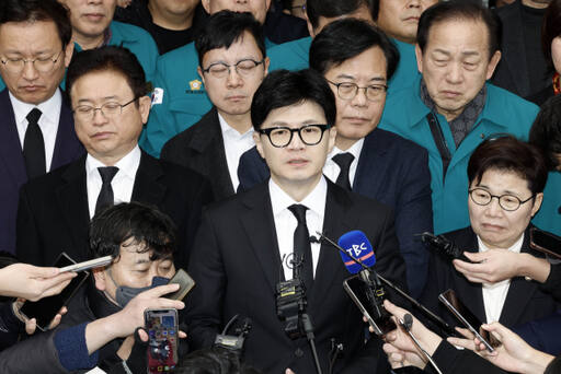 지난 1일 국민의힘 한동훈 비상대책위원장이 경북 문경시 산양면 문경장례식장에서 육가공공장 화재현장에 투입됐다 순직한 구조대원의 조문을 마친 뒤 취재진의 질문에 답하고 있다. 연합뉴스