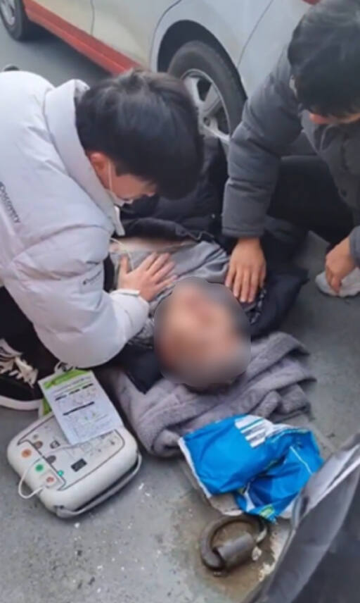 2일 오전 9시58분께 인천 중구 장봉선착장을 출발한 여객선에서 심정지 환자가 발생해 소방관이 응급처치를 하고 있다. 인천소방본부 제공