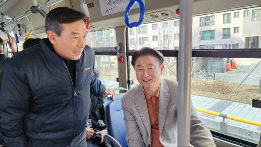 김동근 시장이 의정부01번 공공버스를 승차해 마을버스 준공영제 도입을 설명하고 있다. 김창학기자.