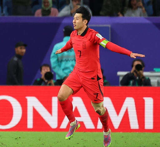 3일(한국시간) 카타르 알와크라 알자누브 스타디움 열린 2023 아시아축구연맹(AFC) 아시안컵 16강전 호주와의 경기에서 한국 손흥민이 연장 전반 프리킥으로 역전골을 넣은 뒤 환호하고 있다.연합뉴스