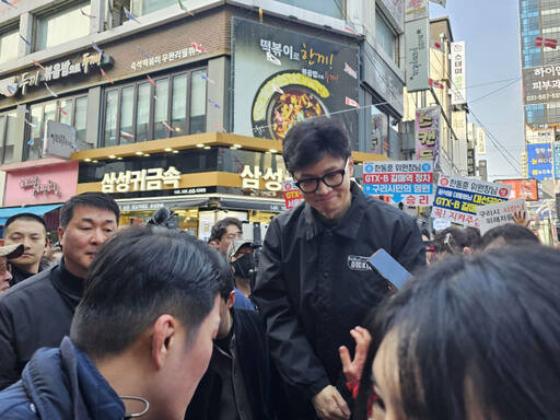 한동훈 국민의힘 비상대책위원장이 백경현 구리시장, 구리 지역 국민으힘 예비후보들과 함께 구리 전통시장에서 상인들을 만나 고 있다. 권순명기자