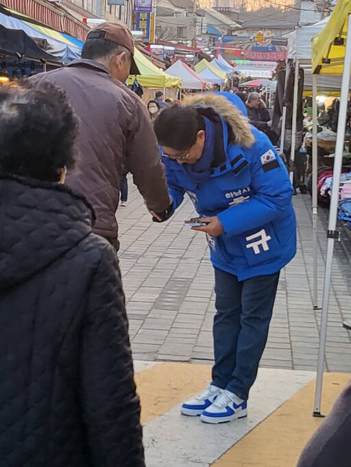 유권자에게 지지를 호소하고 있는 추민규 예비후보. 추민규 캠프 제공