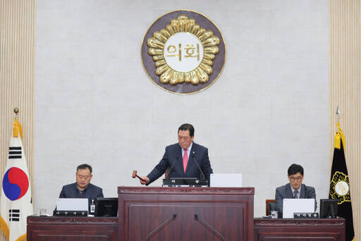안성시의회 안정열 시의장이 원포인트 추경 예산안 심의를 의결하고 있다.안성시의회 제공