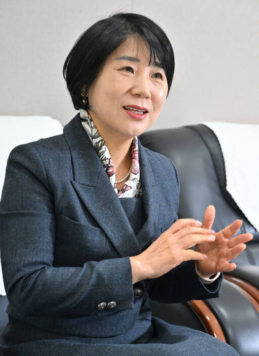 김민자 NH농협은행 경기지역본부장이 경기일보와의 인터뷰에서 답변을 하고 있다. 홍기웅기자