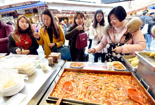 인천 남동구 모래내시장에서 관광객들이 떡볶이를 먹으면서 지역 시장 문화를 체험하고 있다. 관광공사 제공