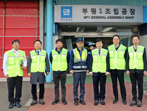 이경규 IPA 사장은 최근 한국지엠(GM) 부평공장을 찾아 현장 직원들의 어려움을 듣고 인천항을 통한 자동차 수출 활성화 방안을 논의했다. IPA 제공