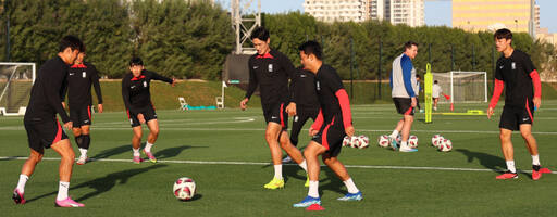 요르단과의 4강 대결을 앞둔 한국 축구대표팀 선수들이 4일(현지시간) 카타르 도하 알에글라 훈련장에서 훈련을 하고 있다.연합뉴스