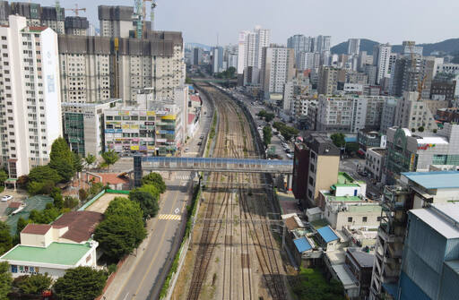 경부선 안양역 부근. 1호선이 안양시 도심의 지상을 가로지르고 있다. 안양시 제공