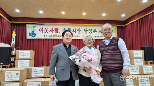 (왼쪽부터)주광덕 시장과 이희원 회장의 아내, 이희원 회장이 기념촬영 하고 있다. 이대현기자