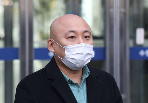 웹툰 작가 주호민씨가 지난 1일 오전 수원특례시 영통구에 소재한 수원지방법원에서 열린 1심 선고 공판이 끝난 후 취재진 질문에 답하고 있다. 연합뉴스