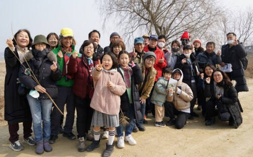 공릉천친구들이 5일 공릉천 하구를 경기도 습지보호지역으로 지정하라는 성명사를 발표한뒤 기념촬영을 하고 있다. 공릉천친구들 제공