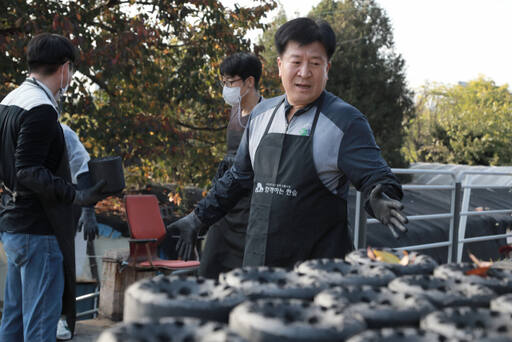 연탄봉사 활동 중인 김성한 DGB생명 대표 /DGB생명