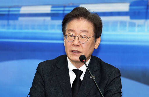 더불어민주당 이재명 대표가 5일 오전 광주 서구 김대중컨벤션센터에서 열린 현장 최고위원회의를 마치고 취재진의 질문에 답변하고 있다. 연합뉴스