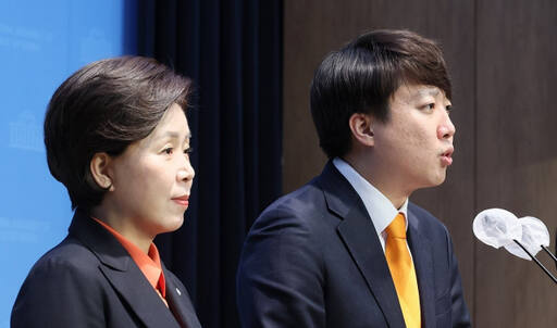 개혁신당 이준석 대표와 양향자 원내대표가 5일 국회 소통관에서 기자회견을 열고 여당의 메가 서울 정책에 대해 서울 주민의 의사를 묻는 주민투표를 실시할 것을 제안하고 있다. 연합뉴스