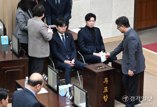 5일 오전 인천 남동구 인천시의회 본회의장에서 열린 제292회 임시회 제3차 본회의에서 시의회 의장 보궐선거 무기명 투표가 진행 하고 있다. 조병석 기자
