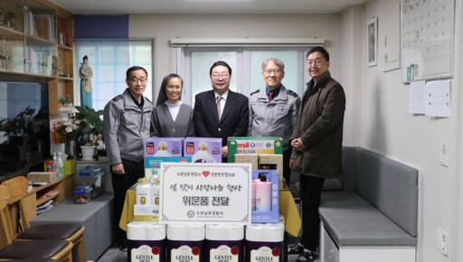 조병노 수원남부경찰서장과 박명식 경찰발전협의회장이 5일 수원 나자렛집을 찾아 위문품을 전달한 뒤 기념사진을 촬영하고 있다. 수원남부경찰서 제공