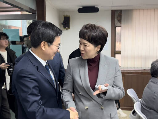 김동연 경기도지사와 김은혜 예비후보가 5일 성남 분당 푸른마을 아파트 입주자대표회의실에서 열린 지역 재건축 주민 간담회에서 만나 악수하고 있다. 김은혜 선거사무소 제공