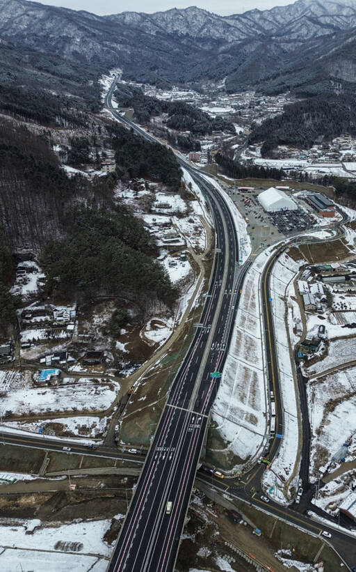 수도권 제2순환고속도로 포천~남양주 조안 구간이 7일 오후 2시 개통된다. 해당 고속도로는 왕복 4차로에 33.6㎞ 길이로 총사업비 약 1조 7천400억 원이 투입됐다. 민자사업으로 추진된 포천~화도 구간과 재정사업으로 추진된 화도~조안 구간이 동시에 개통한다. 포천~조안 고속도로를 이용하면 포천시 소홀읍에서 남양주시 조안읍까지의 이동거리가 약 16㎞ 감소하고, 주행시간은 30분가량 단축될 것 예상된다. 이번 개통으로 우리나라 고속도로 총연장은 5천㎞를 넘게 됐다. 사진은 해당 고속도로.조주현기자